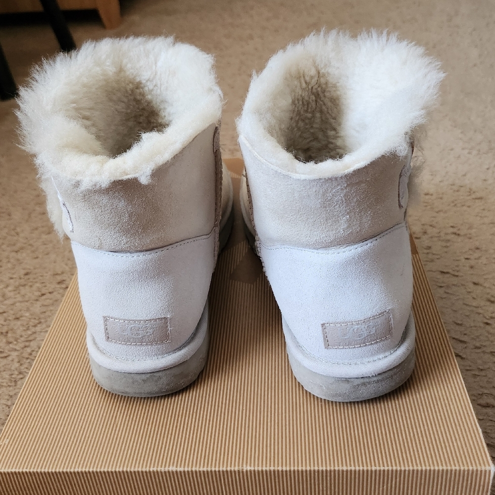 UGG Mini BAILEY BUTTON in CLOUD - Picture 5 of 9